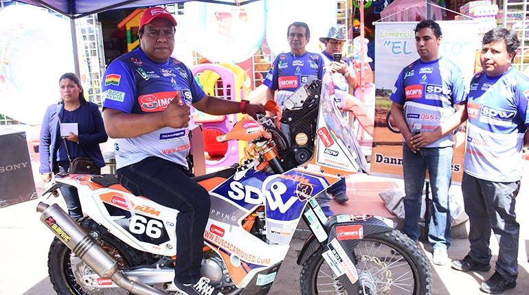 Danny Nogales junto a su moto y equipo de Simons Team, ayer. | Carlos López