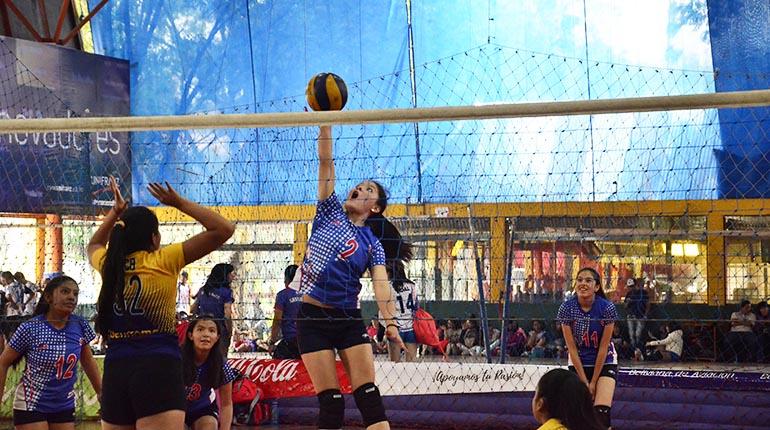 Acción de uno de los primeros juegos disputados ayer en el Torneo Navideño. | Hernán Andia