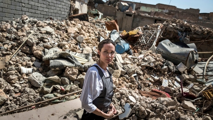 Esta fotografía publicada por ACNUR muestra a la Enviada Especial Angelina Jolie visitando la Ciudad Vieja en el oeste de Mosul durante una visita a Irak, el 16 de junio de 2018. (AFP)