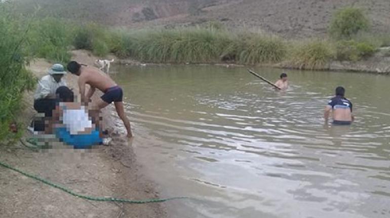 El momento del rescate de uno de los cuerpos. | Iván Ramos