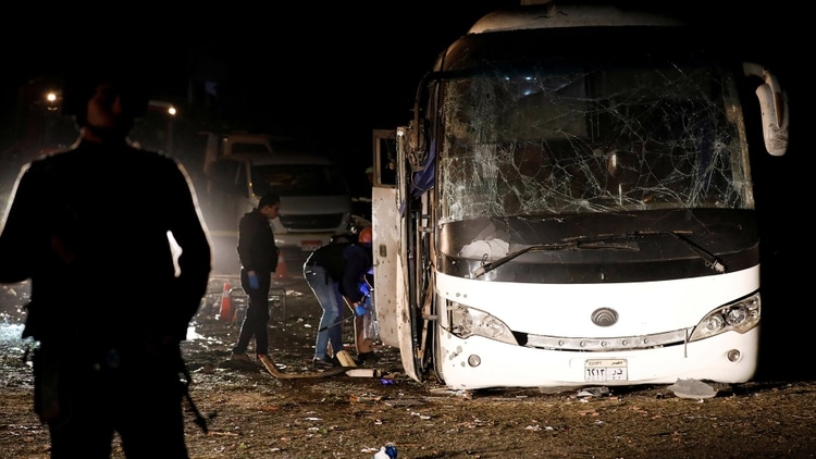 Así quedó el autobús tras la explosión de la bomba (REUTERS)