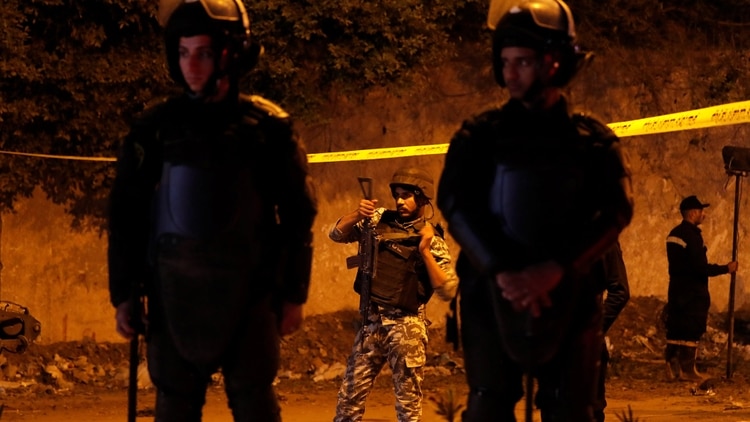 Soldados egipcios custodian la zona del ataque (REUTERS)