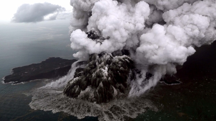 Imagen aérea del volcán Anak Krakatoa (Nurul HIDAYAT / BISNIS INDONESIA / AFP)