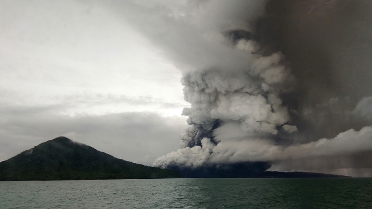 El momento de la erupción, registrado el 26 de diciembre (STR / AFP)