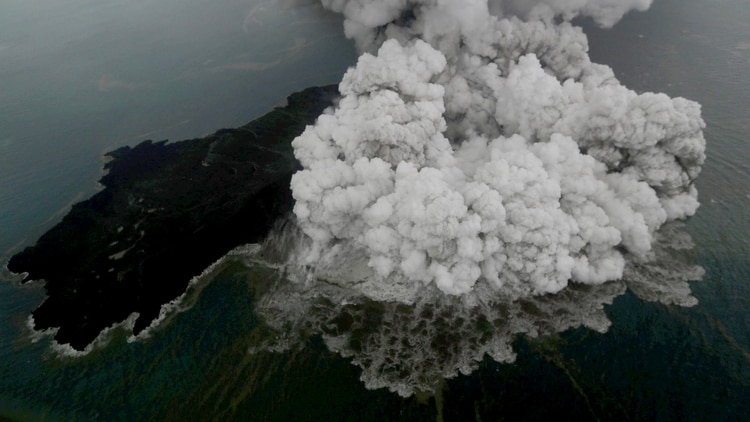 La erupción del volcán generó un terremoto y un tsunami (Nurul HIDAYAT / BISNIS INDONESIA / AFP)