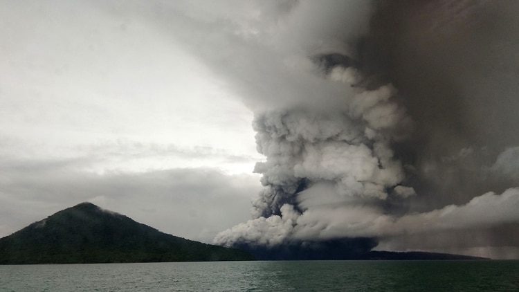 El Anak Krakatoa, visto desde un barco (STR / AFP)