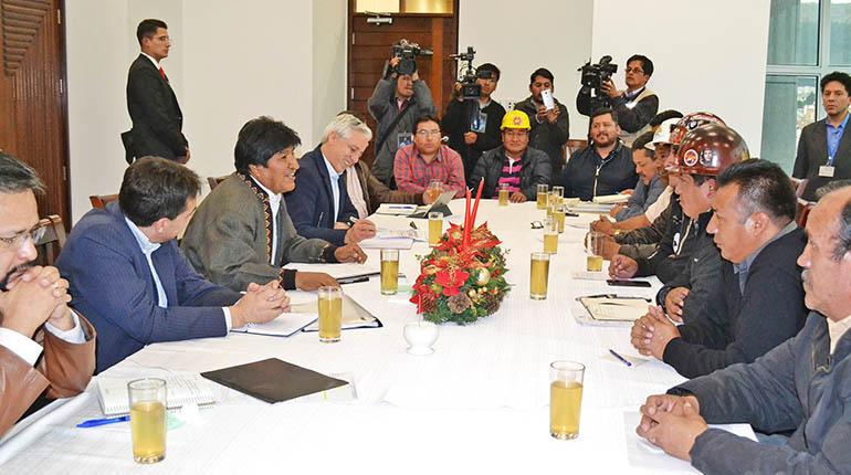 La reunión entre el presidente, Evo Morales y la dirigencia de la COB, el pasado lunes. | ABI