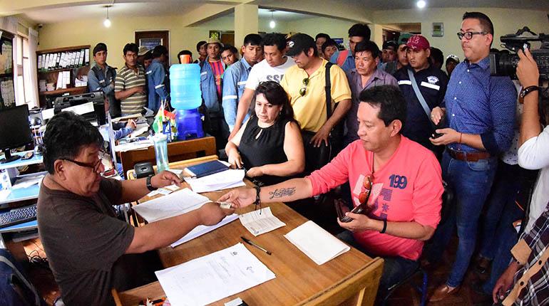 Los trabajadores de la doble vía al valle alto en la Jefatura de Trabajo, ayer. | Carlos López