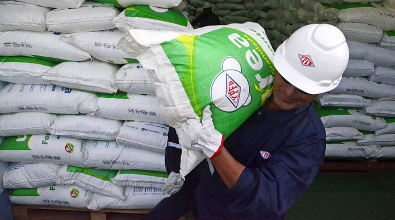 Un obrero transporta una bolsa de urea. | Hernán Andia