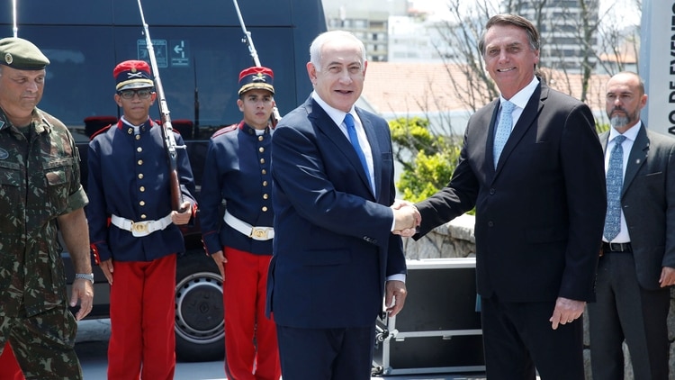 Jair Bolsonaro recibe a Benjamín Netanyahu, uno de los que asistirá a la jura (Reuters)