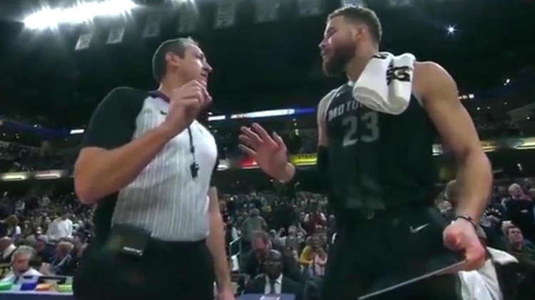 Blake Griffin utilizó una tablet para discutir un fallo con el árbitro