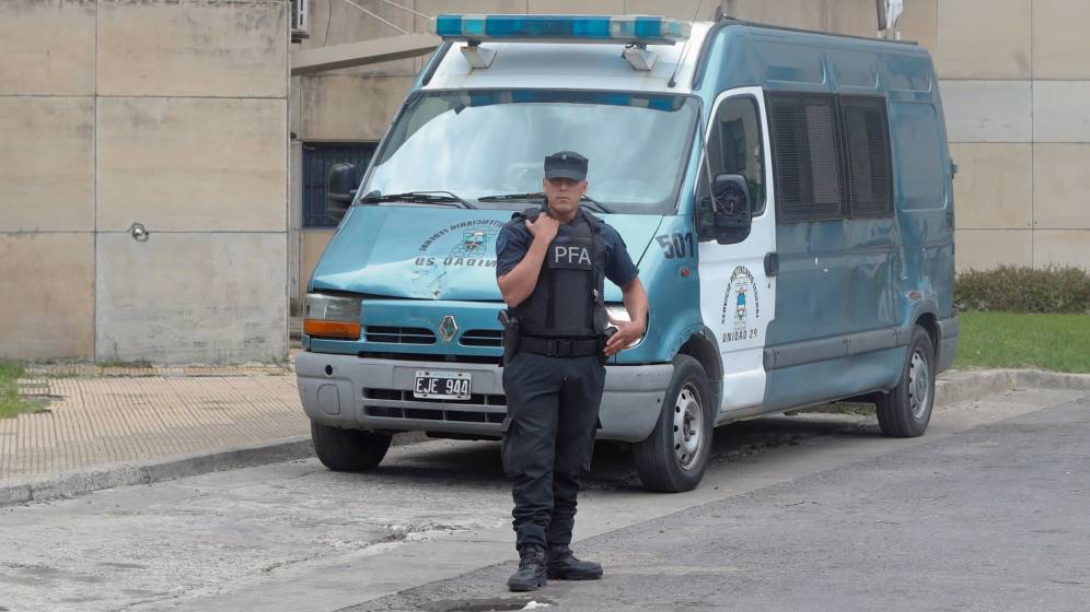 Foto: La policía argentina detuvo al agresor tras llegar a su casa (EFE/Juan Ignacio Roncoroni)