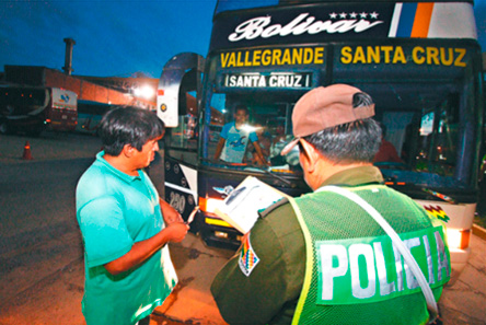 Intenso control policial en la terminal de buses y avenidas