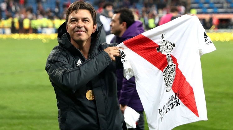 Marcelo Gallardo celebra la obtención de la Copa Libertadores ante Boca en el estadio Santiago Bernabéu de Madrid (REUTERS)