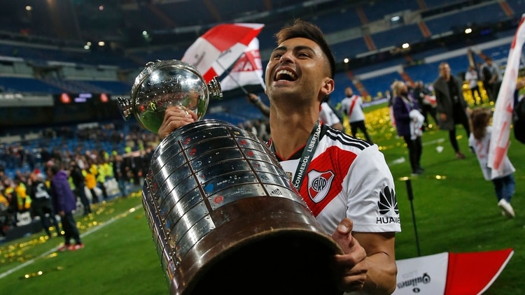 Gonzalo Martinez con la Copa Libertadores ganada ante Boca en el estadio Santiago Bernabéu de Madrid (AP)