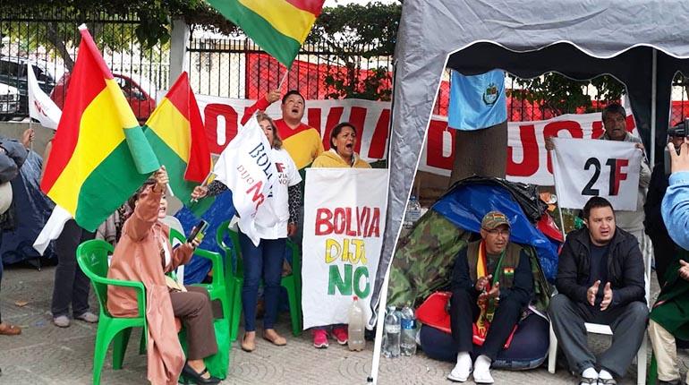 El primer piquete de huelga en Cala Cala, ayer. | LOS TIEMPOS