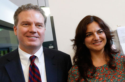 Greg Burke (izq.) y la subdirectora de la Sala Stampa, Paloma García Ovejero. Foto: Vida Nueva