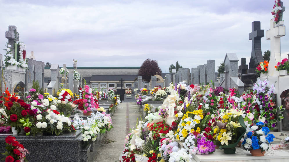 Foto: En la ciudad chilena de Talca los vecinos acuden al cementerio a festejar la Nochevieja. (iStock)
