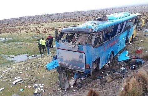 El bus de transporte internacional Trans Litoral que volcó este domingo. Foto: Código Policial