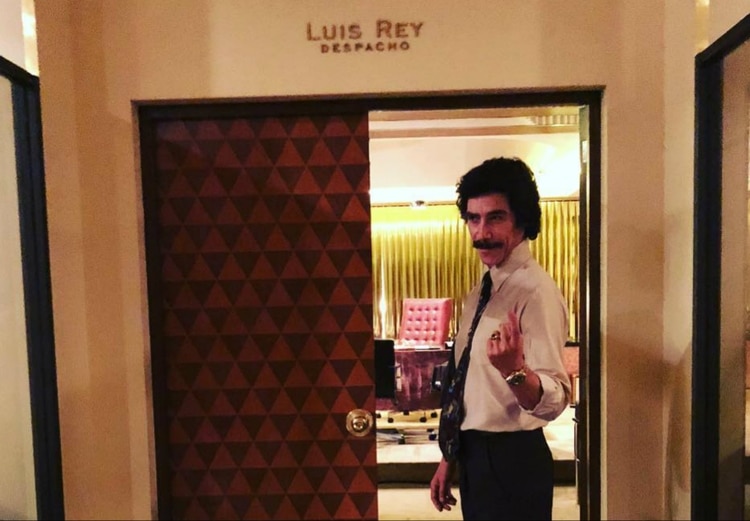 Según la serie, Luisito Rey manejaba la carrera y la vida de “El Sol” (Foto: Instagram / oscarjaenada)