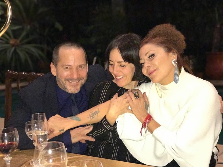 Alejandra posó junto a su hermano Luis Enrique y a su sobrina Stephanie Salas