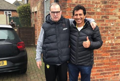 Peña junto al argentino Marcelo Bielsa en Leeds