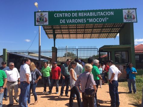 Aglomeración de personas en la puerta de ingreso al penal Mocoví en Trinidad. Foto: Archivo-La Razón