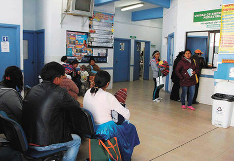 Personas aguardan su turno para ser atendido en el Hospital del Niño, de La Paz. Foto: Miguel Carrasco-Archivo.