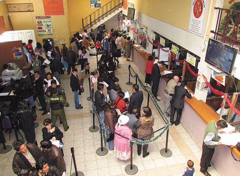 Usuarios hacen filas en las oficinas de Derechos Reales de La Paz.
