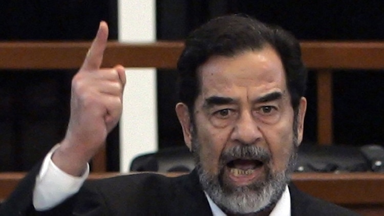 Saddam Hussein durante el juicio por delitos contra la Humanidad (AFP)