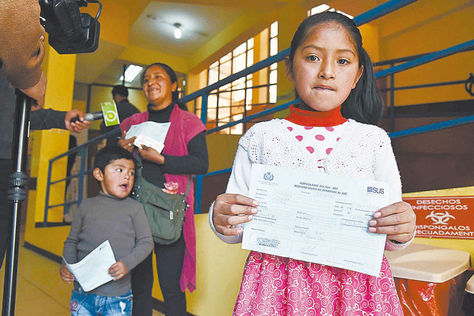 La Paz. Una familia de la zona El Tejar muestra sus boletas de registro para gozar del beneficio en marzo. Foto: Álvaro Valero