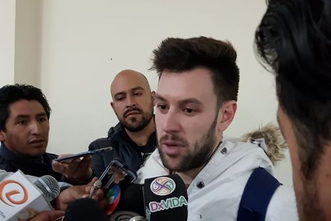 Iker Hernández conversa con los medios en el aeropuerto de El Alto. Foto: Jaime Ayllón