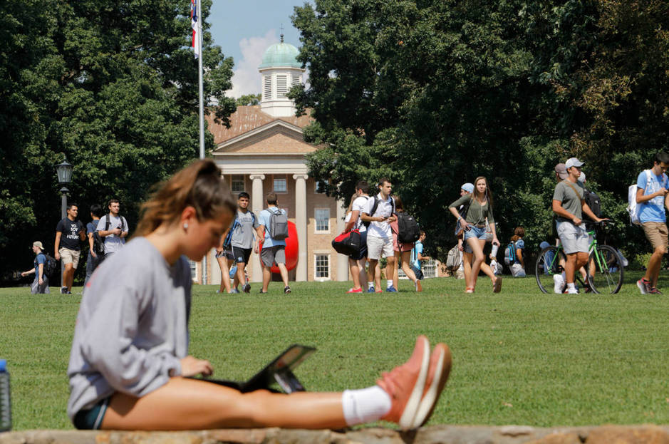 Estudiantes en el campus de la Universidad de Carolina del Norte, en Chapel Hill. (Reuters)