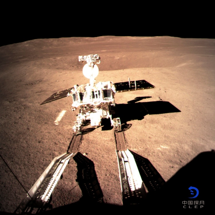 En esta fotografía proporcionada el jueves 3 de enero de 2019 por la Administración Espacial Nacional China vía la agencia noticiosa Xinhua, un vehículo lunar deja huellas tras salir de una nave en el lado oscuro de la Luna. (Administración Espacial Nacional China/Agencia noticiosa Xinhua vía AP)