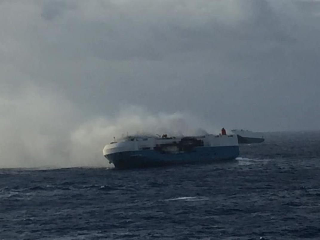 Imagen del incendio del Sincerity Ace. Foto: GCaptian