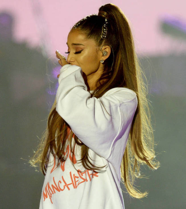 Ariana emocionada tras el concierto benéfico que organizó para las víctimas. (Getty)