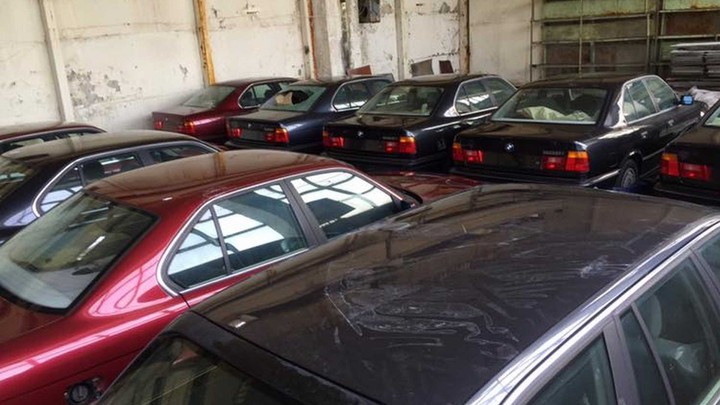 Una flota de BMW Serie 5 0 km, modelos 1994, fueron encontrados en Bulgaria. (Fotos: Facebook, vía Autoclub)