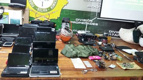 El conjunto de elmentos comercilaes secuestrados durenta de la requiza de ayer en las calle figueroa y la av. buenos aires,
