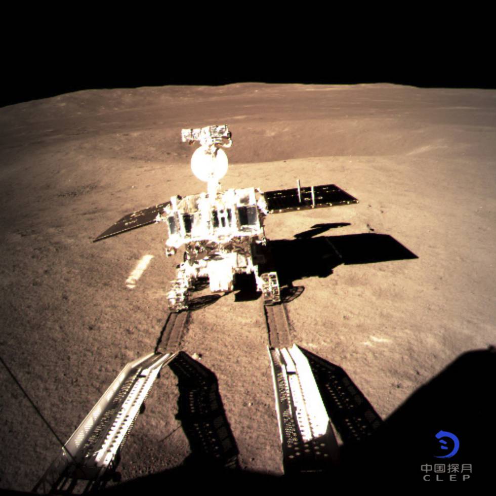 El robot Yutu-2 descendiendo del módulo de aterrizaje en una foto tomada en el lado oculto de la Luna