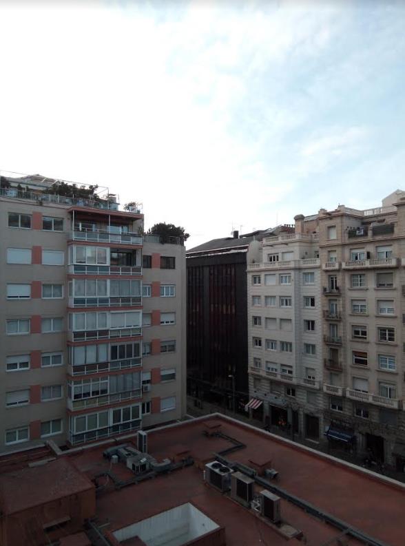 Día nublado enfocando a los edificios