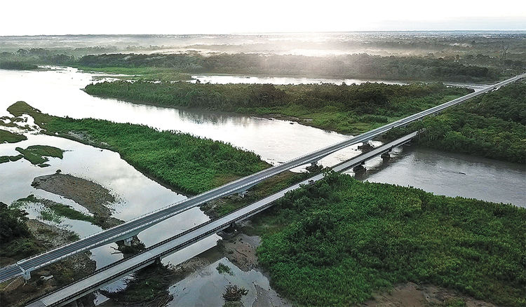 Obra. El puente Sacta cuenta con otro similar y forma parte de la doble vía Ichilo-Ivirgarzama. Foto: ABC