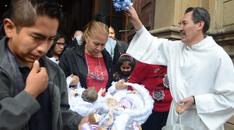 Creyentes llevan sus niños a bendecir, en la Catedral. | Martín Numbela
