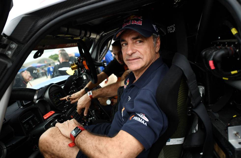 Carlos Sainz, este domingo, asiste a la revisiÃ³n tÃ©cnica de su Mini en Lima. 
