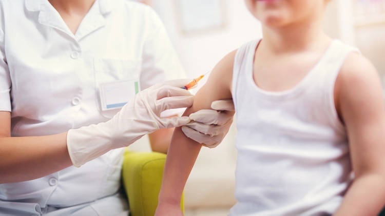 Es importante vacunarse prevenir las enfermedades meningocócicas como la meningitis meningocócica (istock)