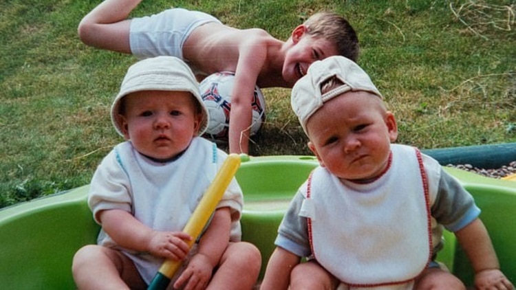 Los tres hijo no biológicos de Richard Mason.