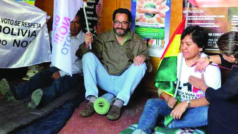 Exviceministro Almaraz cumple 13 días de huelga de hambre