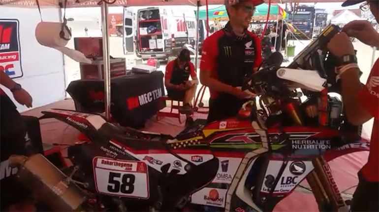 Momento que Honda Japón asiste la moto de Walter Jr. Nosiglia. | Prensa Team Nosiglia