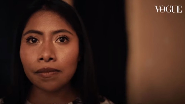 Yalitza Aparicio está orgullosa de su color de piel y de romper estereotipos (Foto: Instagram Vogue México)