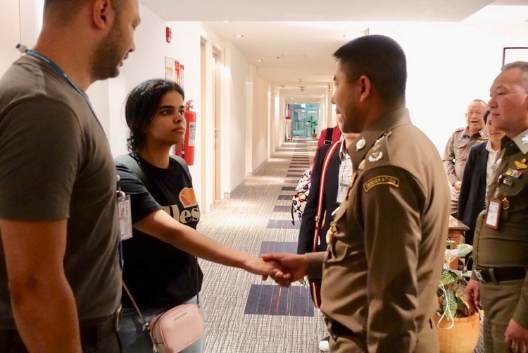 Rahaf Mohammed al-Qunun es recibida por las autoridades migratorias de Tailandia y por funcionarios de ACNUR en el hotel en el que se refugió (Policía de Inmigración de Tailandia via Reuters)