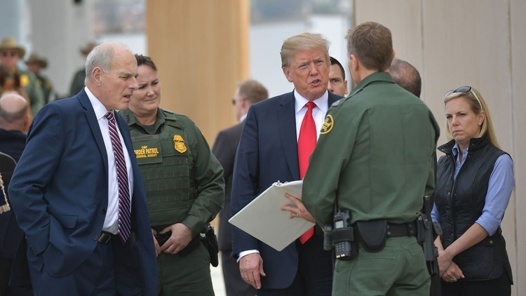 Trump revisó los prototipos del muro en la frontera de México y EEUU en marzo, pero no hubo avances al respecto (AFP)